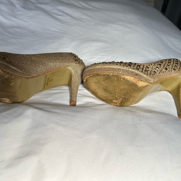 Size 9 gold heels - Picture 3 of 4